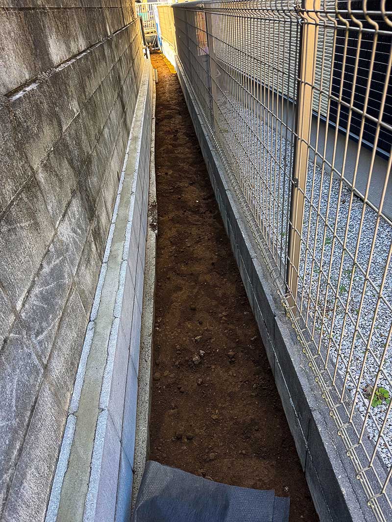 土盛りした土の上にさらにもう1層追加で施工した透湿シート・砂利・土盛りした土