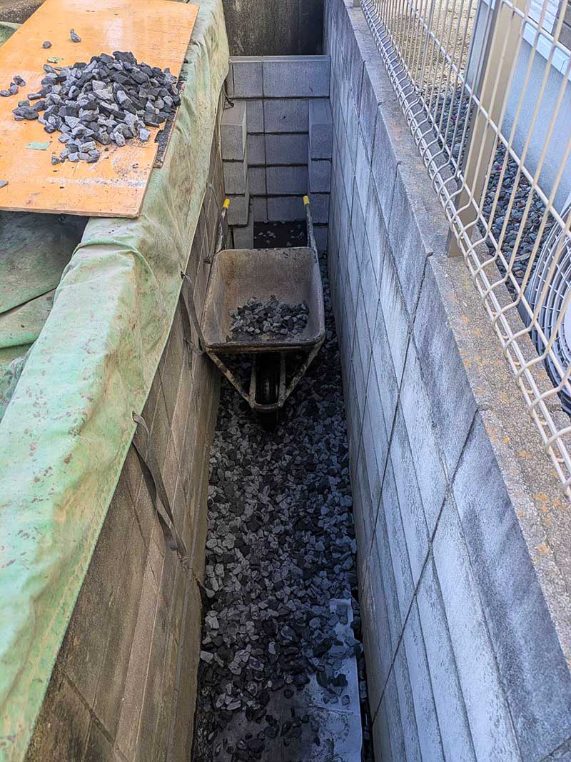 透水シートの上への砂利敷設作業