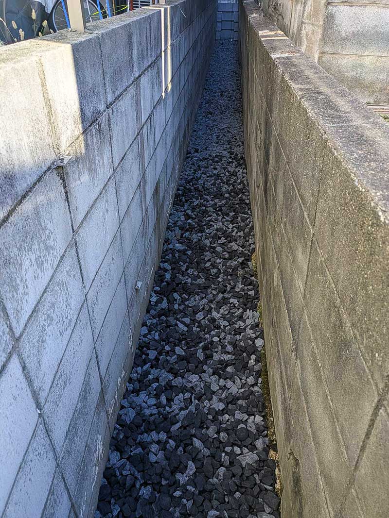 透水シートの上に敷設完了した砂利