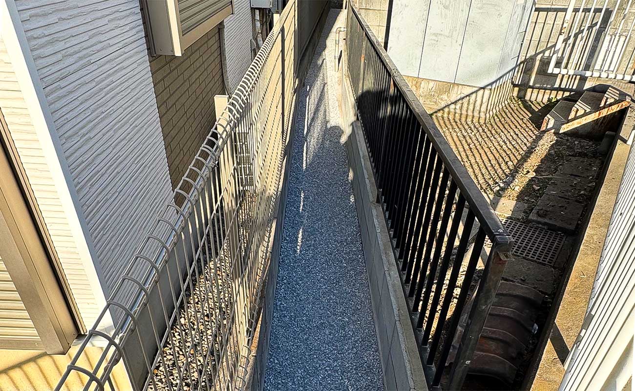 施工後の擁壁ブロック塀と水路