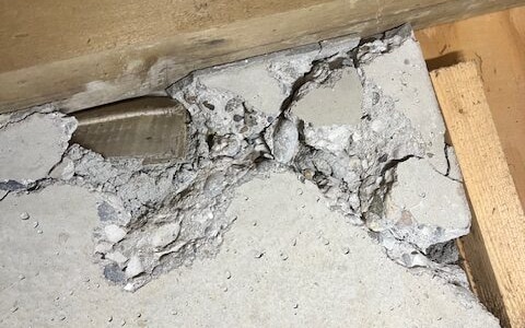 床下基礎の上部でコンクリートが剝がれ、大きく欠けている状態