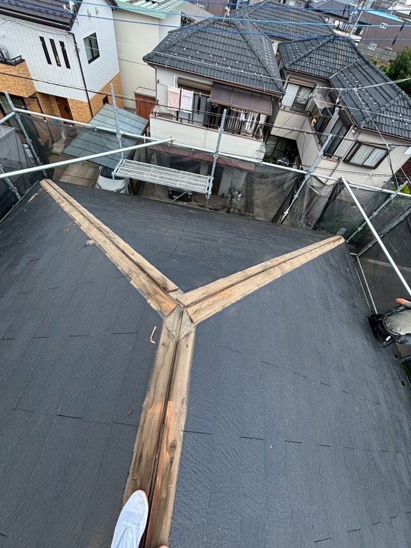施工前の屋根の棟板金撤去