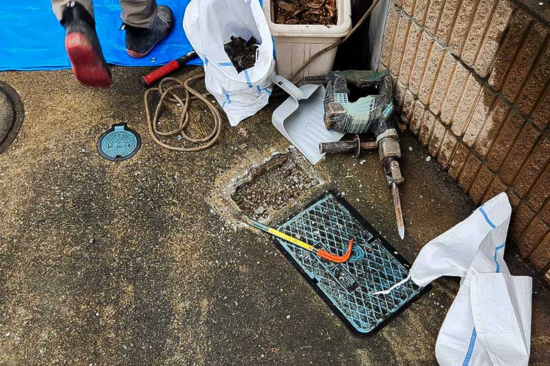 施工前の水道メーター横のはつり作業後のガラ撤去