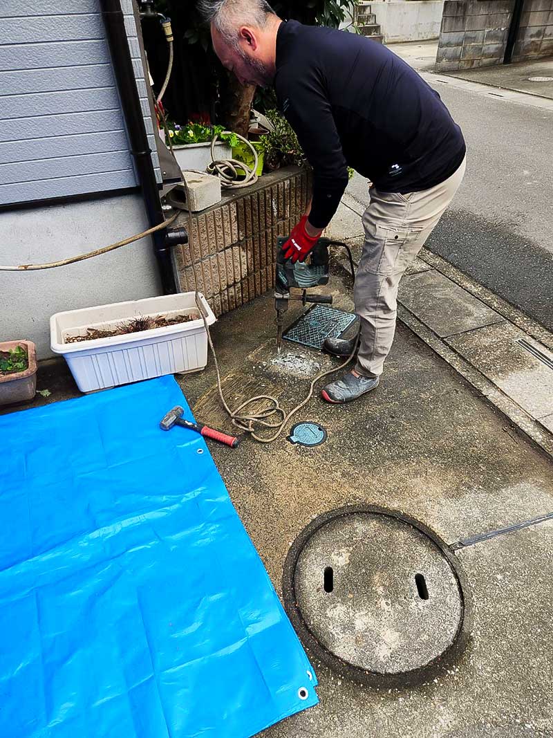 施工前の水道メーター横のはつり作業