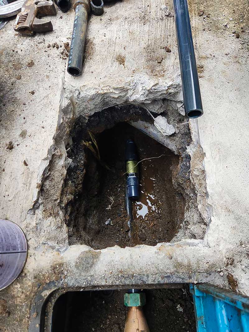 給水管切り回し作業