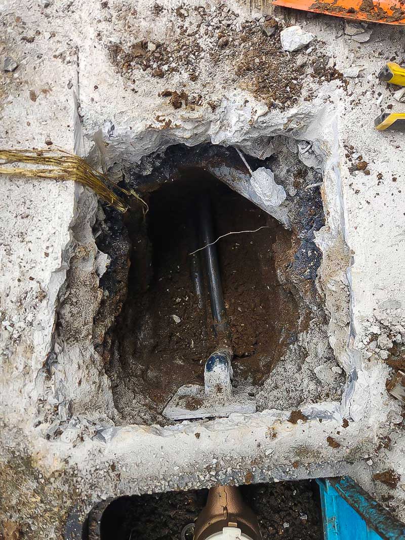 水道メータ横の既存給水管