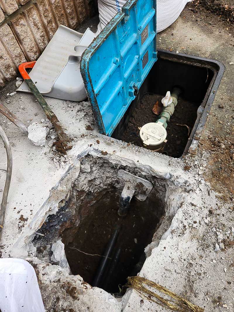 水道メータ横の既存給水管