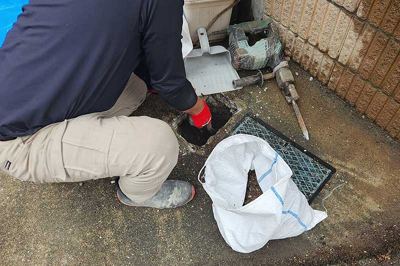 給水管周辺の掘削作業