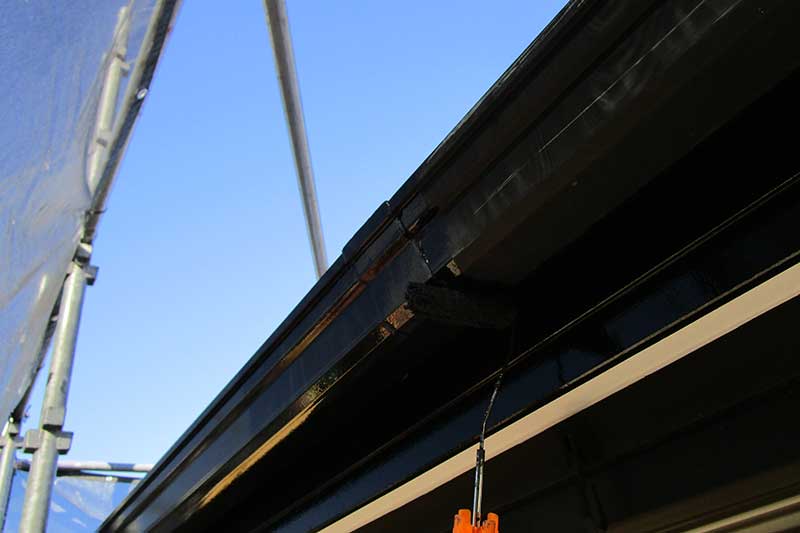 雨樋の塗装作業