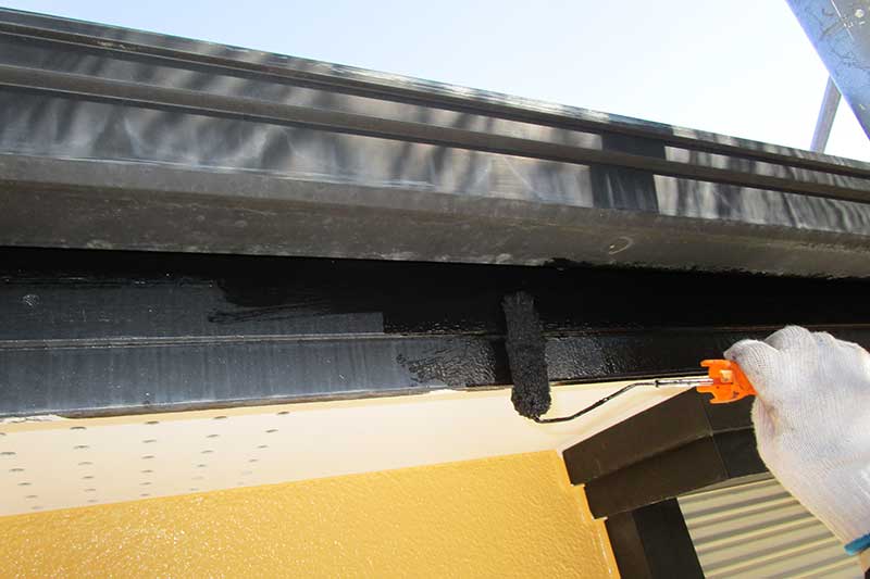 鼻隠しの塗装作業