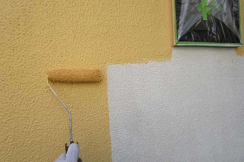 外壁の中塗り作業