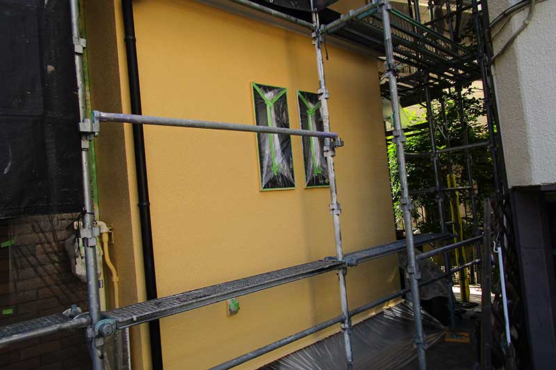 外壁の中塗り作業