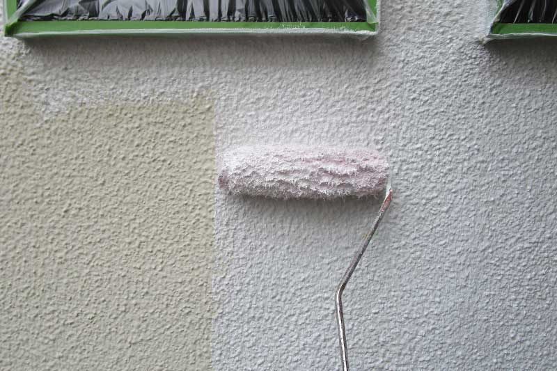 外壁の下塗り作業