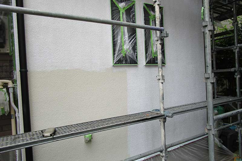 外壁の下塗り作業