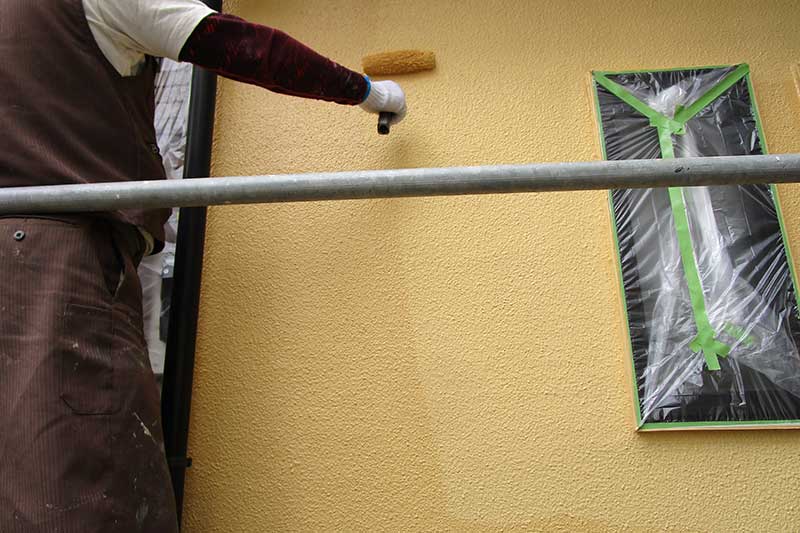 外壁の上塗り作業