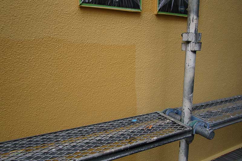 外壁の上塗り作業