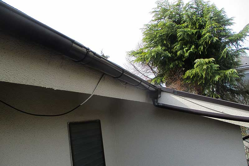 新しく雨樋取付