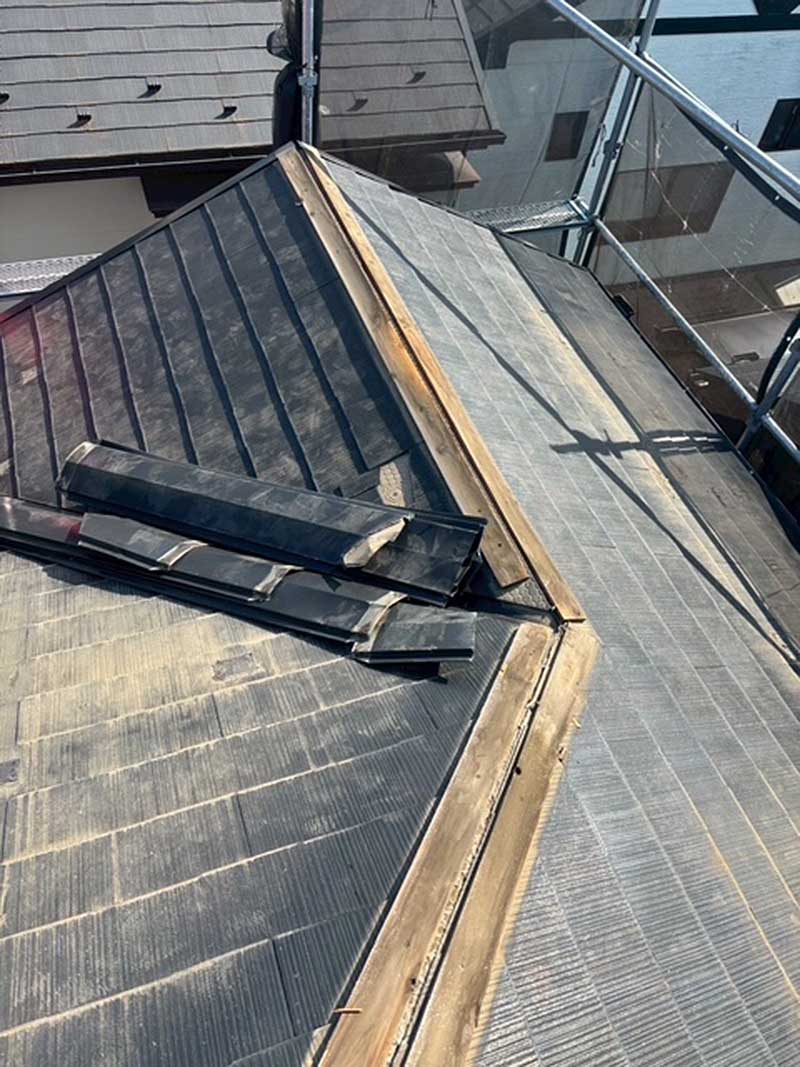 大屋根の棟板金撤去