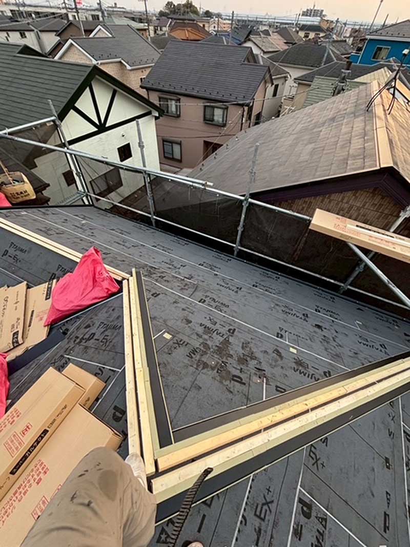大屋根に垂木張り込み