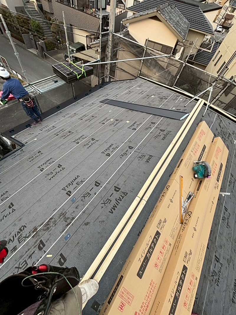 大屋根に垂木張り込み