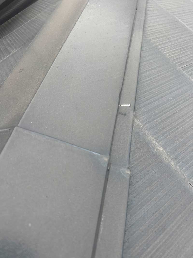 施工前の棟板金の釘浮き