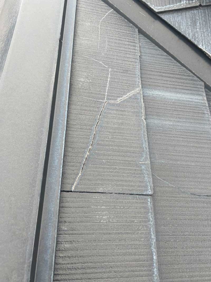 施工前の屋根のひび割れ