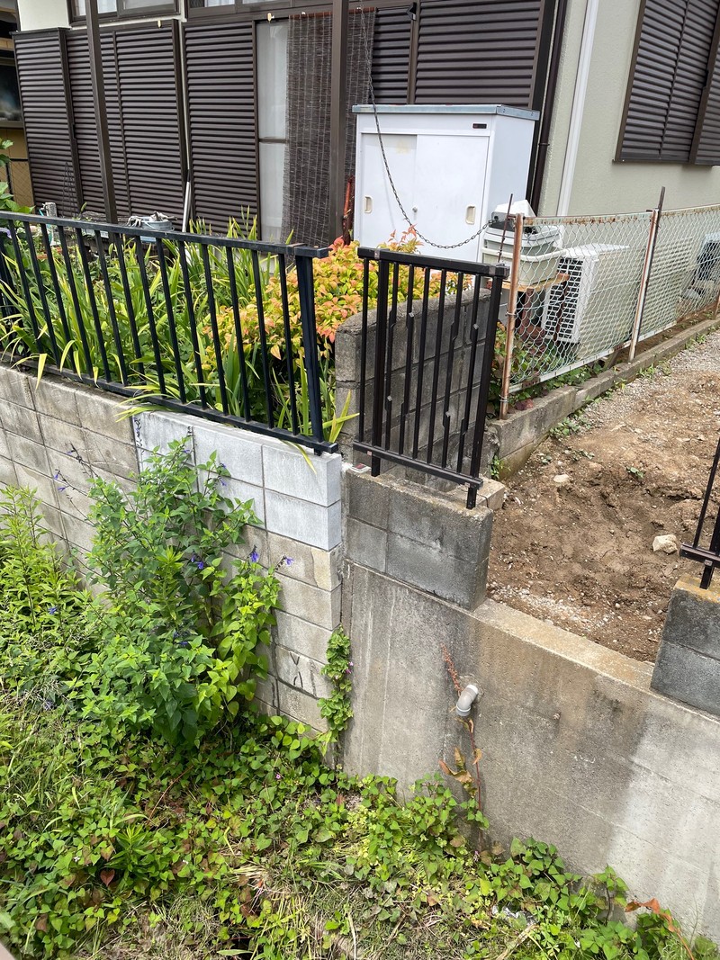 施工前の傾いたブロック塀