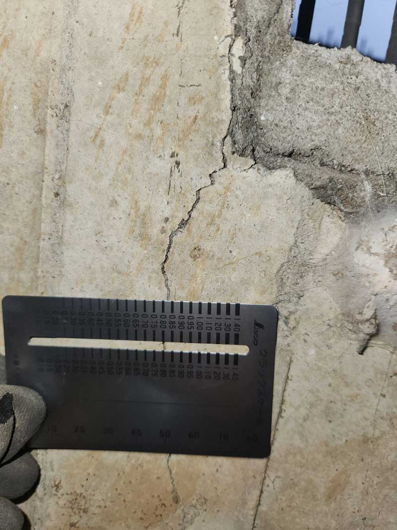 施工前の外基礎の割れ