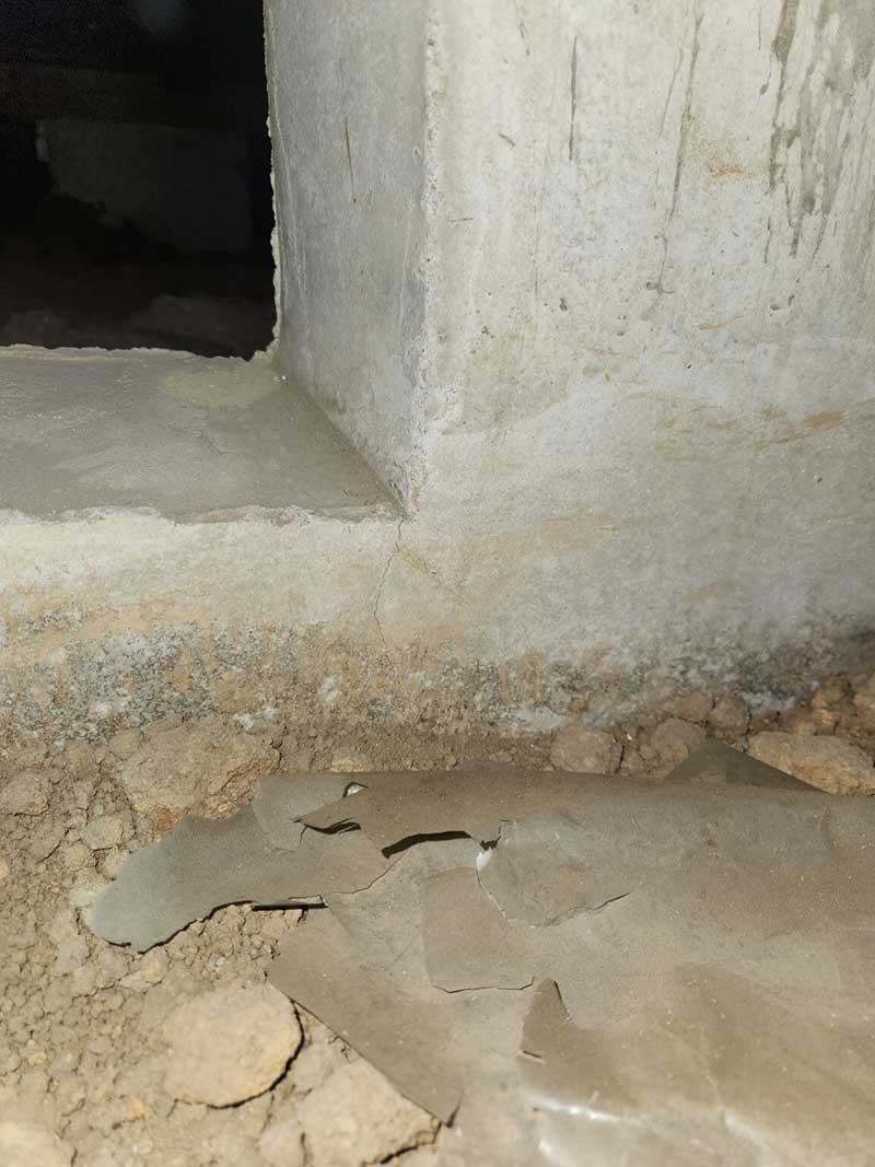 施工前の外基礎の割れ