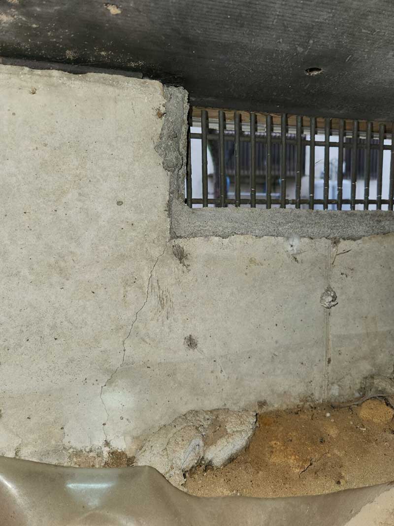 施工前の外基礎の割れ