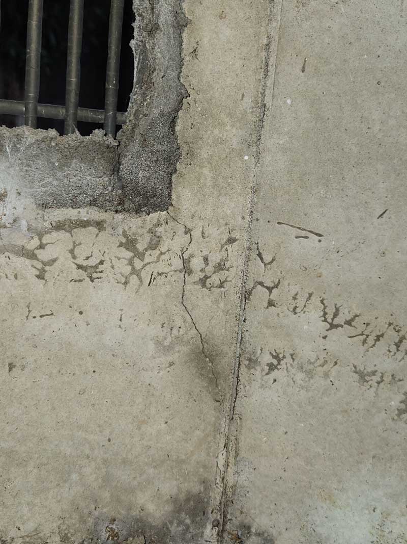 施工前の外基礎の割れ