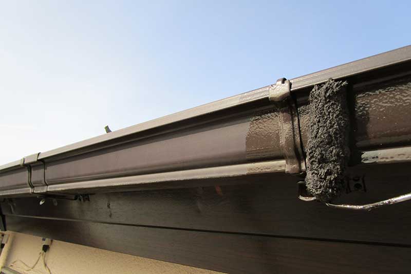 雨樋の塗装作業