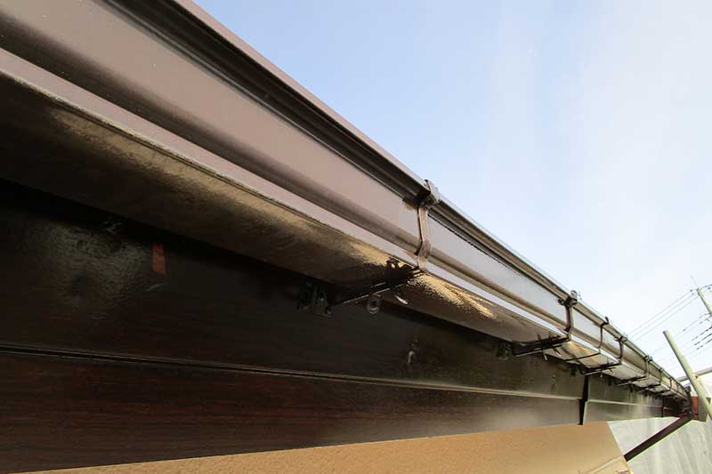 雨樋の塗装作業