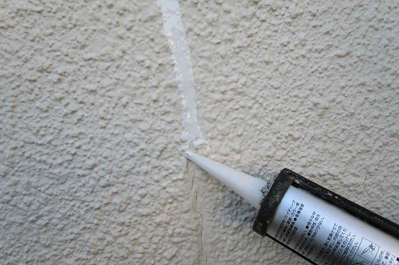 外壁の割れのコーキング補修