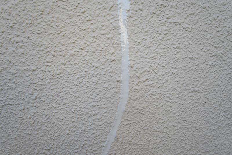 外壁の割れのコーキング補修