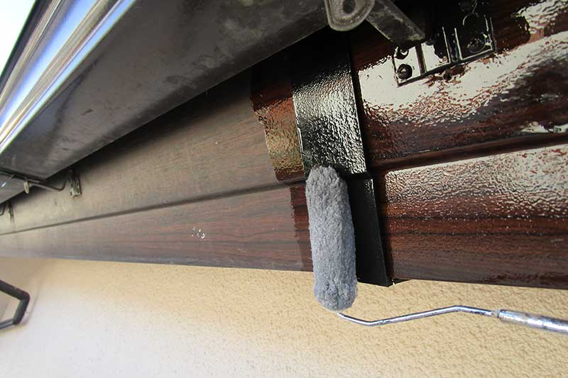 鼻隠しの塗装作業