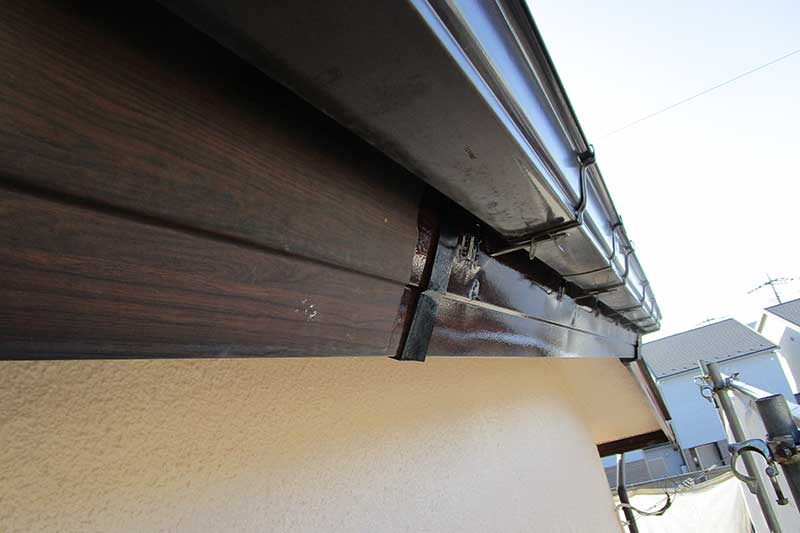 鼻隠しの塗装作業