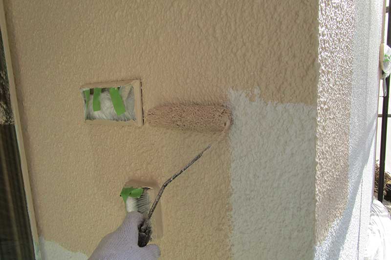 外壁の中塗り作業