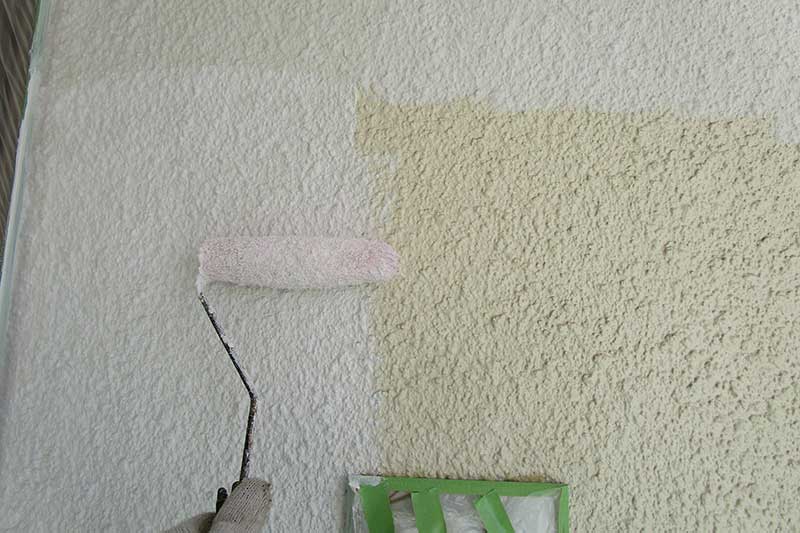 外壁の下塗り作業