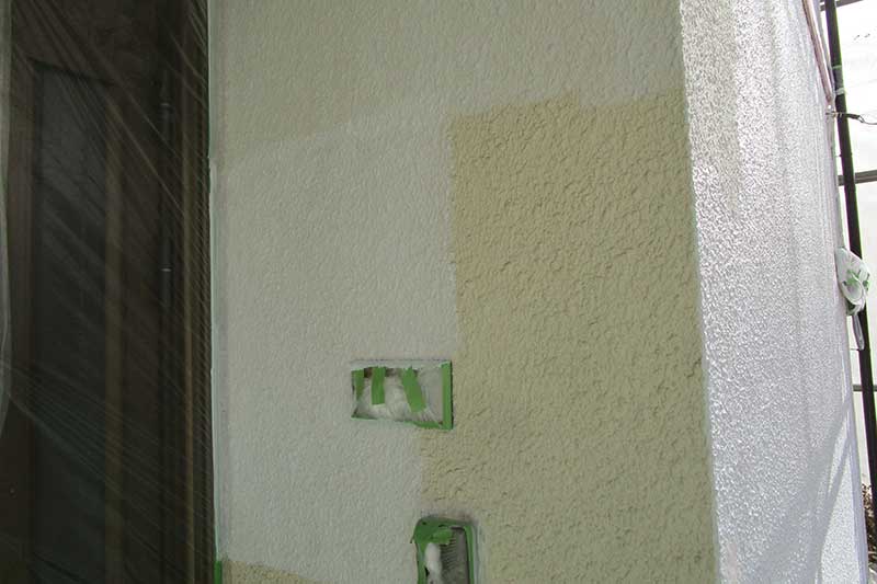 外壁の下塗り作業