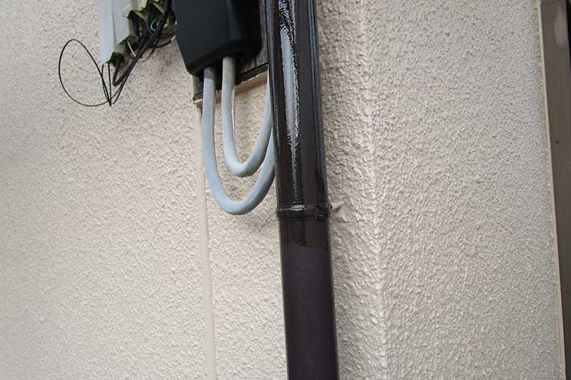 縦樋の塗装作業