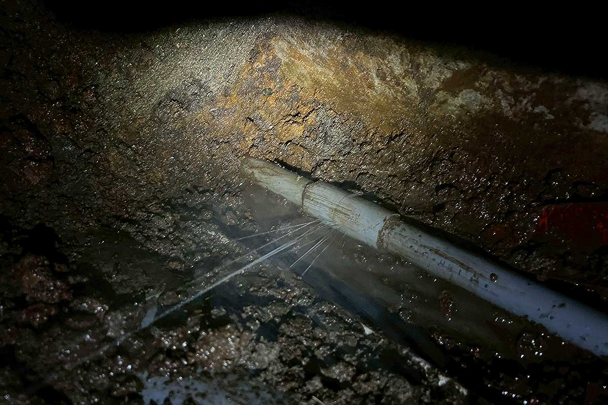 水漏れが発生している既設の給水管