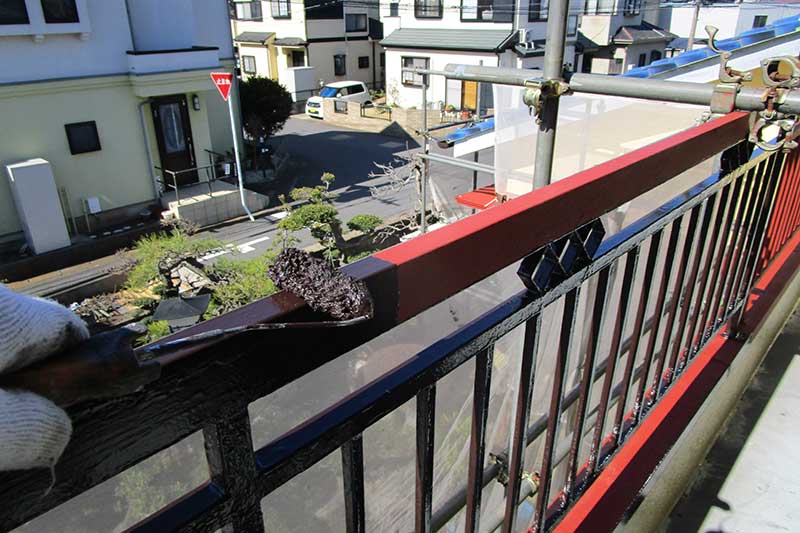 ベランダ手摺りの上塗り塗装