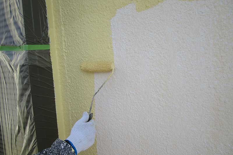 外壁の中塗り作業