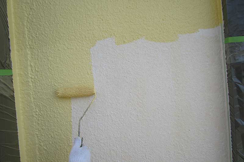 外壁の中塗り作業