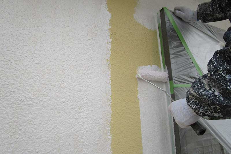 外壁の下塗り作業