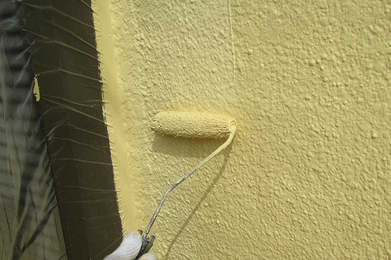 外壁の上塗り作業