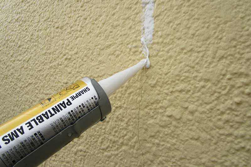 外壁のひび割れコーキング処理