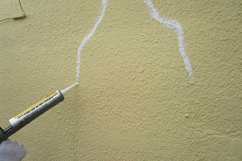 外壁のひび割れコーキング処理