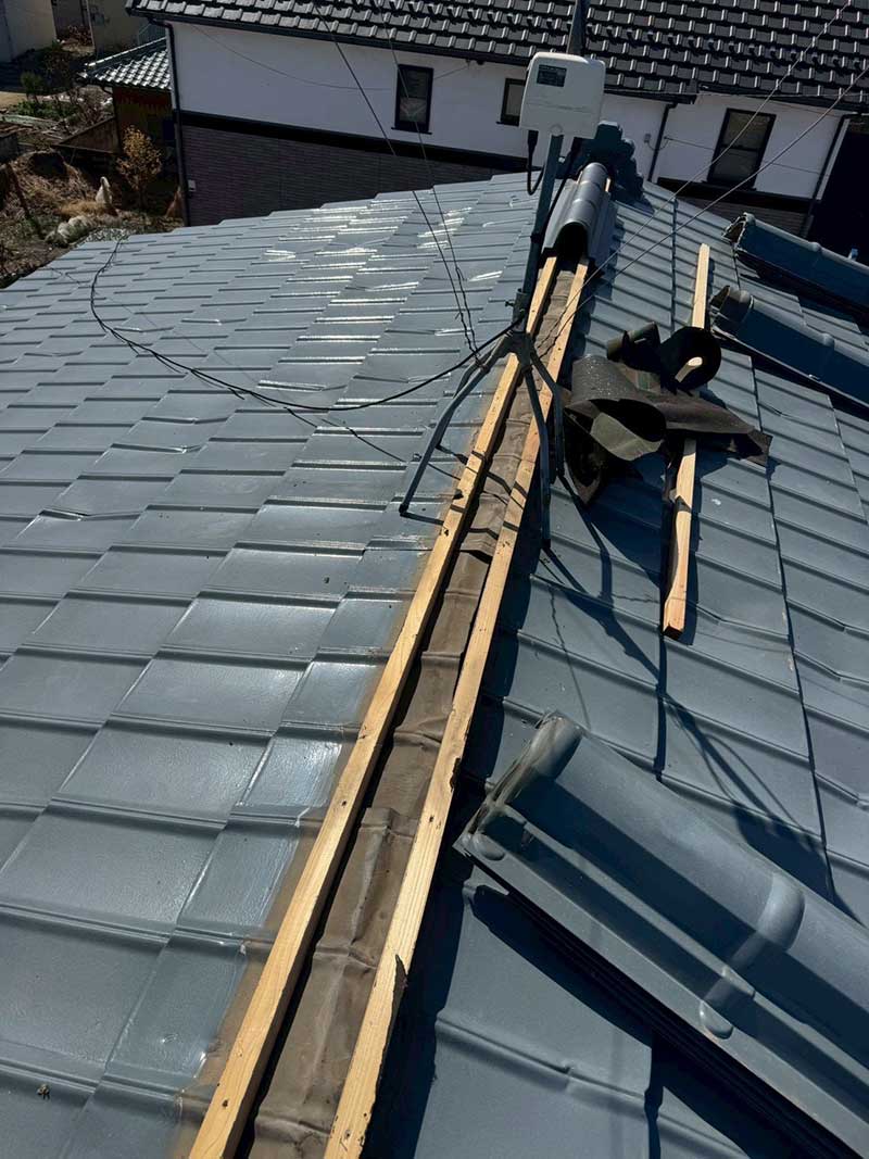 既存の棟板金の解体